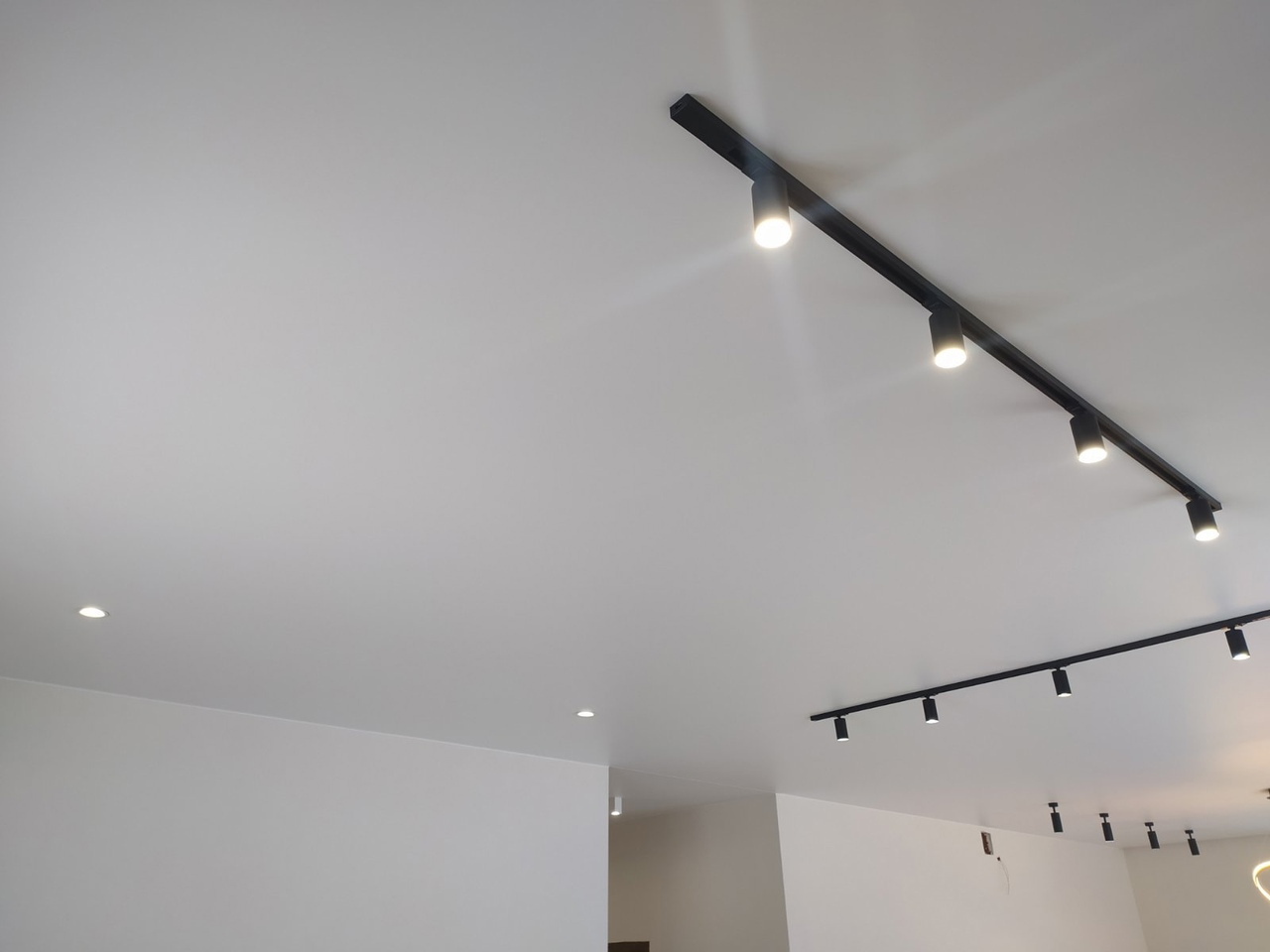 Натяжной потолок с освещением
