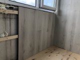 Отделка балкона ламинатом с установкой мебели
