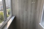 Отделка балкона ламинатом с установкой мебели