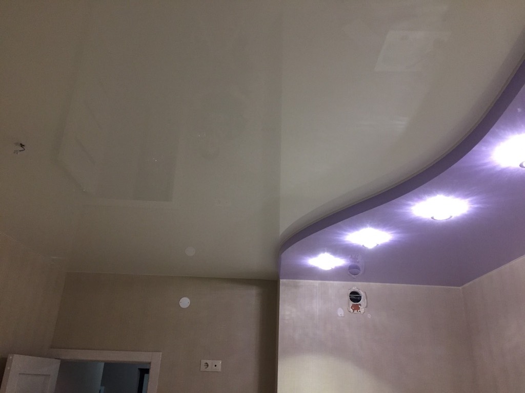 двухуровневый натяжной потолок с нишей для подсветки