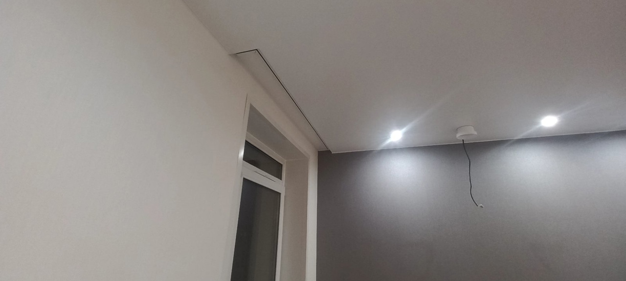 Потолок с алюминиевой гардиной