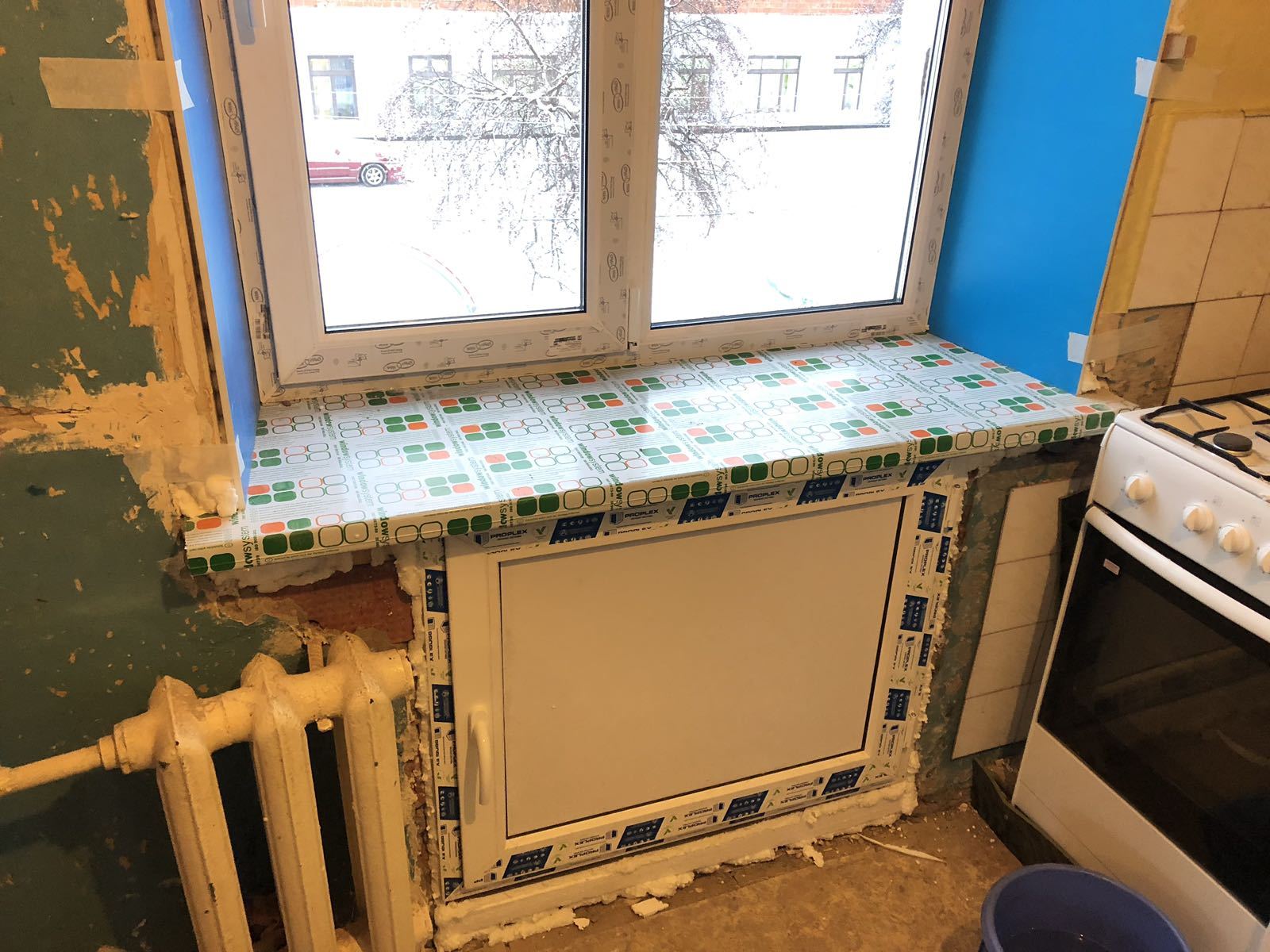 Холодильник под пластиковым окном